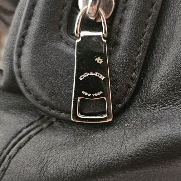 Coach Neverfull bag!!! THIS PURSE HAS SO MANY POCKETS YOU WONT KNOW WHAT TO DO - Picture 7 of 12